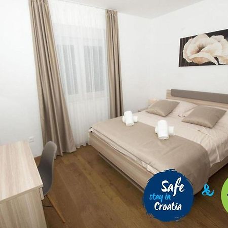 Lct Apartment Laura Omiš Esterno foto