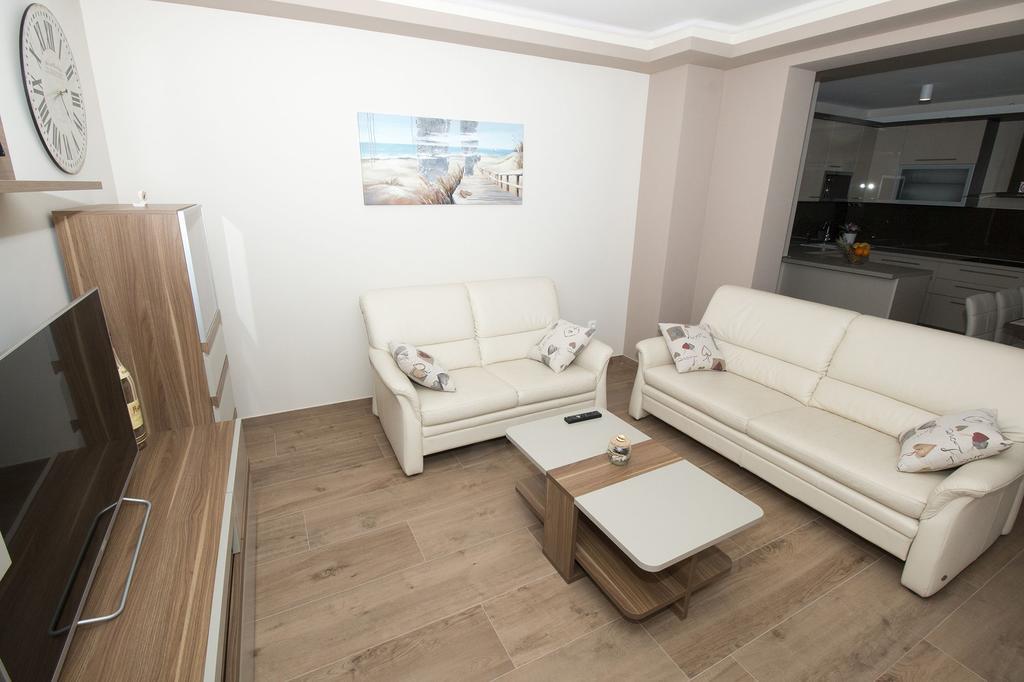 Lct Apartment Laura Omiš Esterno foto