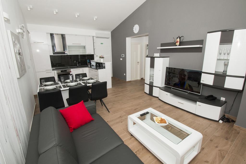 Lct Apartment Laura Omiš Esterno foto